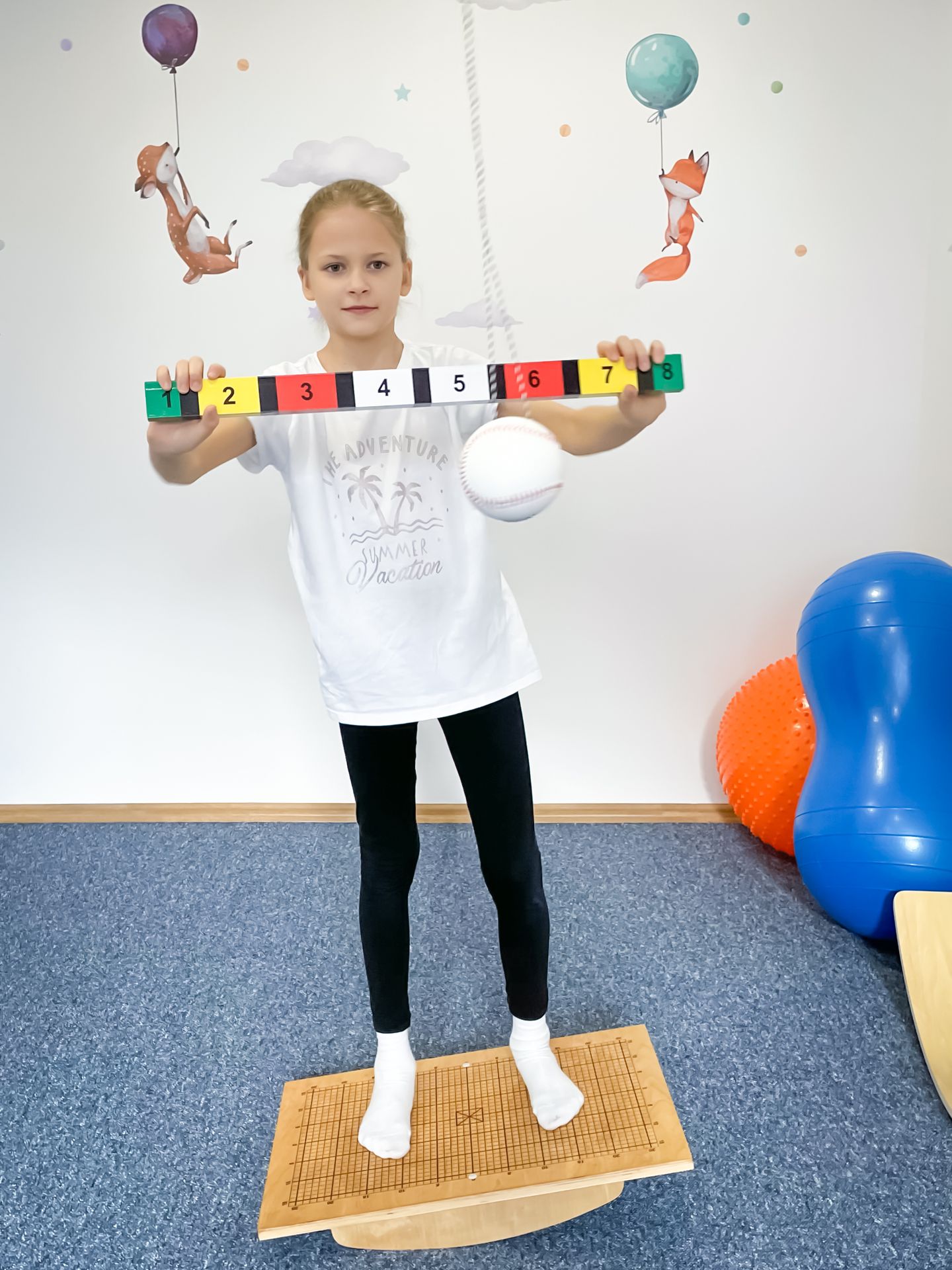 Dziewczyna wykonuje na równoważni ćwiczenie stymulujące móżdżek. Development Center Wzlot, Kraków. Dziewczyna wykonuje na równoważni ćwiczenie stymulujące móżdżek. Development Center Wzlot, Kraków.