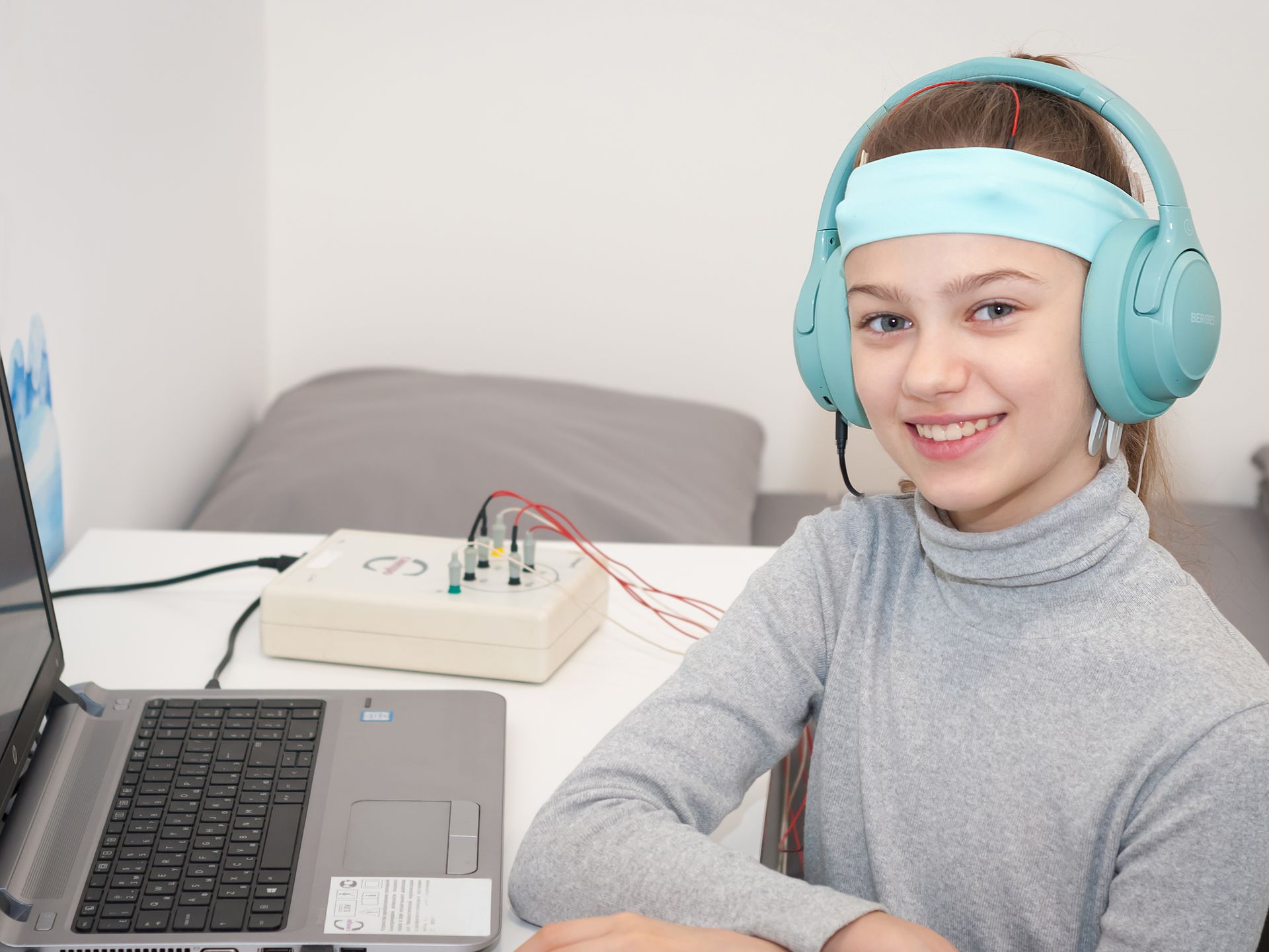 Девочка в наушниках для биоакустической коррекции в центре развития Взлёт в Кракове Девочка в наушниках для биоакустической коррекции в центре развития Взлёт в Кракове