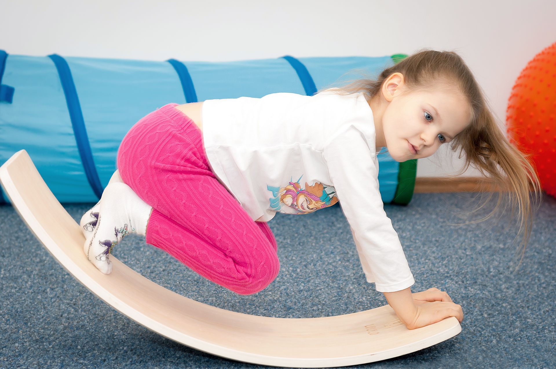 Ребёнок на занятии по сенсомоторной гимнастике в Центре развития Взлёт в Кракове Ребёнок на занятии по сенсомоторной гимнастике в Центре развития Взлёт в Кракове