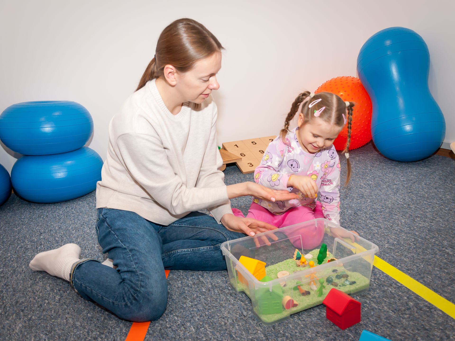 Pudełko sensoryczne rozwija wyobraźnię, mowę i sprawność manualną. Pod okiem specjalisty zabawa staje się terapią. Zajęcia z pudełkiem sensorycznym z piaskiem w Centrum Rozwoju Wzlot w Krakowie