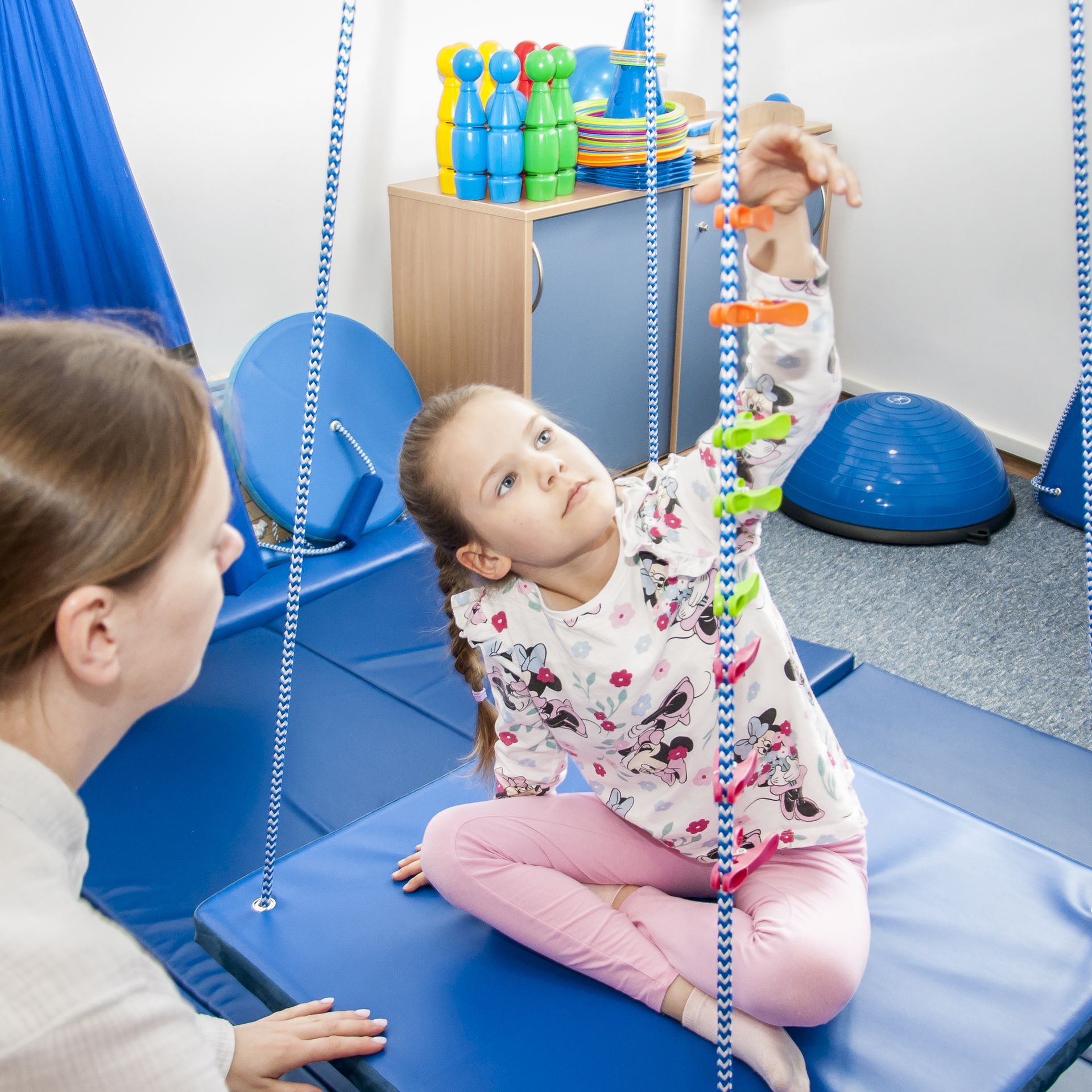 Dziecko wykonuje próby diagnostyczne na huśtawce sensorycznej w Centrum Wzlot pod okiem terapeuty Diagnoza trudności sensorycznych u dzieci w Krakowie – ocena koordynacji wzrokowo-ruchowej i koncentracji