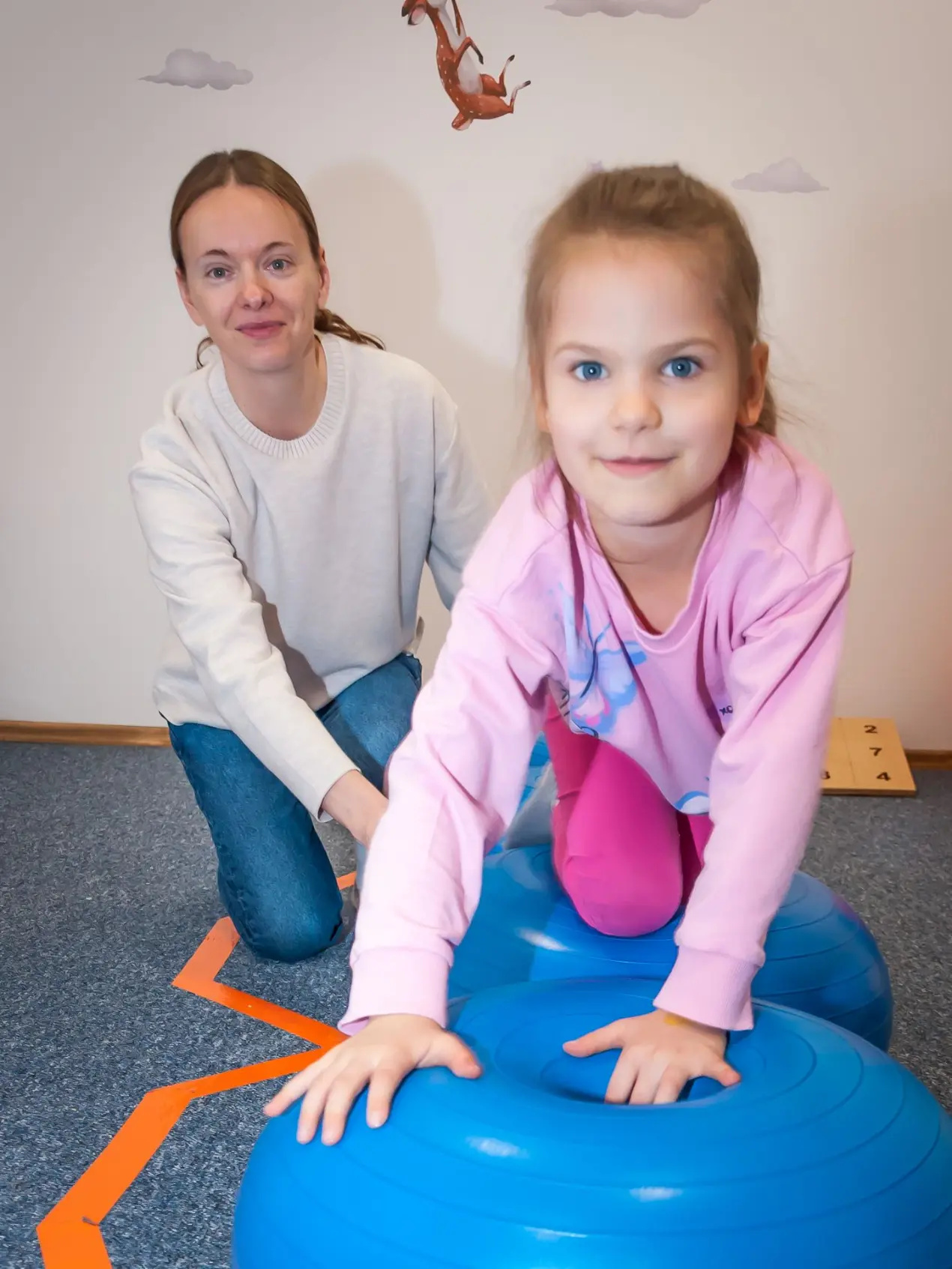 Dziewczynka wykonuje ćwiczenie koordynacyjne pod okiem specjalisty w Centrum Wzlot w Krakowie