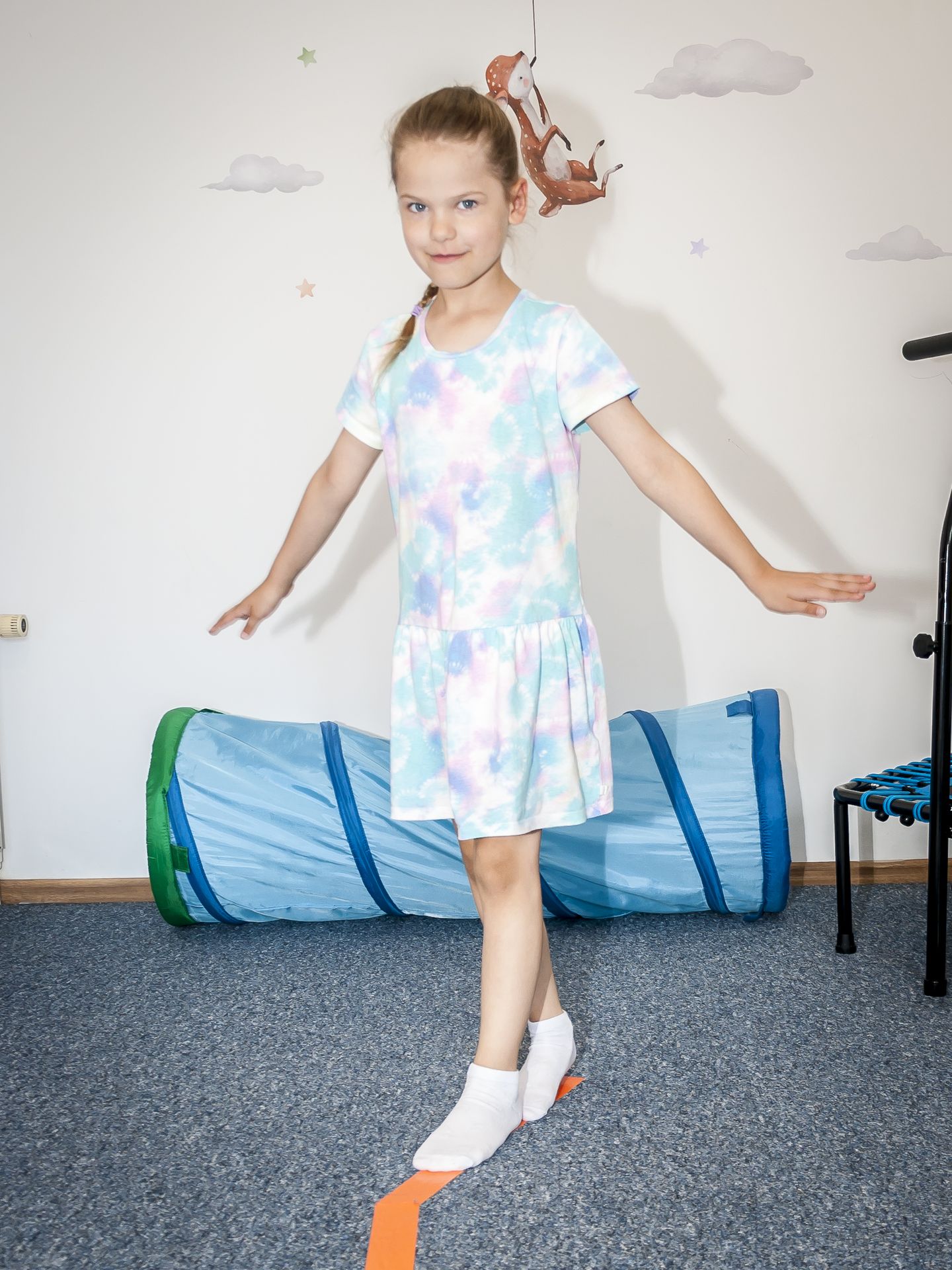 Ребёнок выполняте один из тестов СИ (равновесие и кординация) Ребёнок выполняте один из тестов СИ (равновесие и кординация)