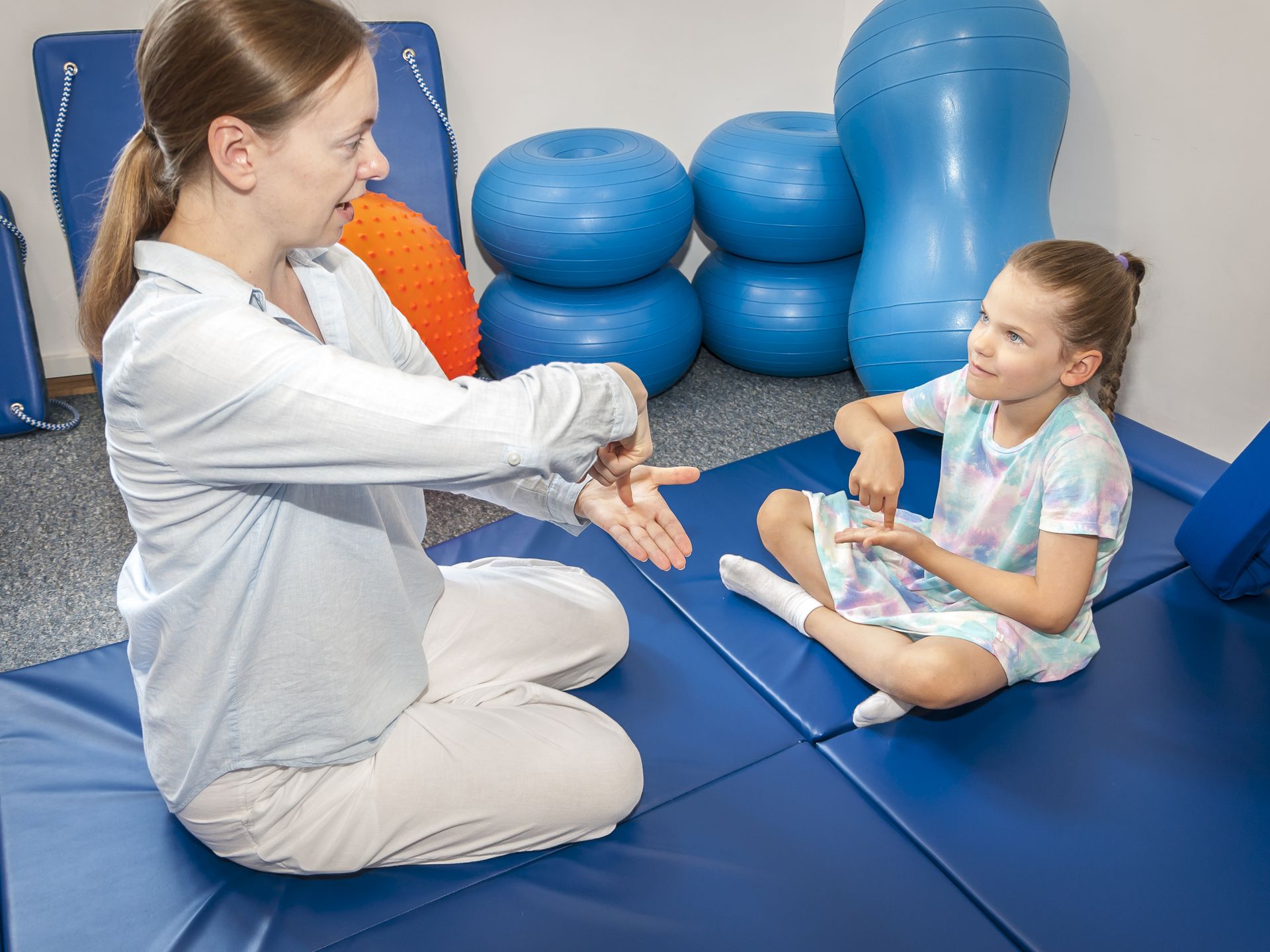 Диагностика сенсорной интеграции в Кракове Специалист выполняет с ребёнком пробы сенгсорной интеграции.