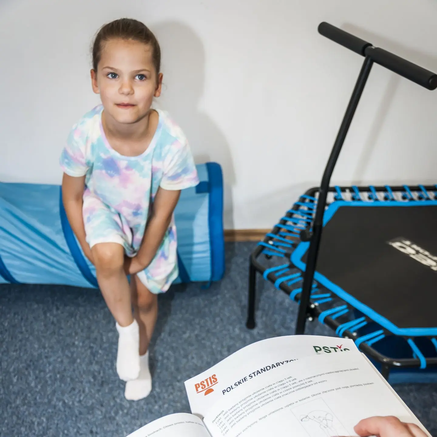 Test równowagi (etap diagnozy SI) Dziecko wykonuje test równowagi stojąc na jednej nodze podczas diagnozy SI.